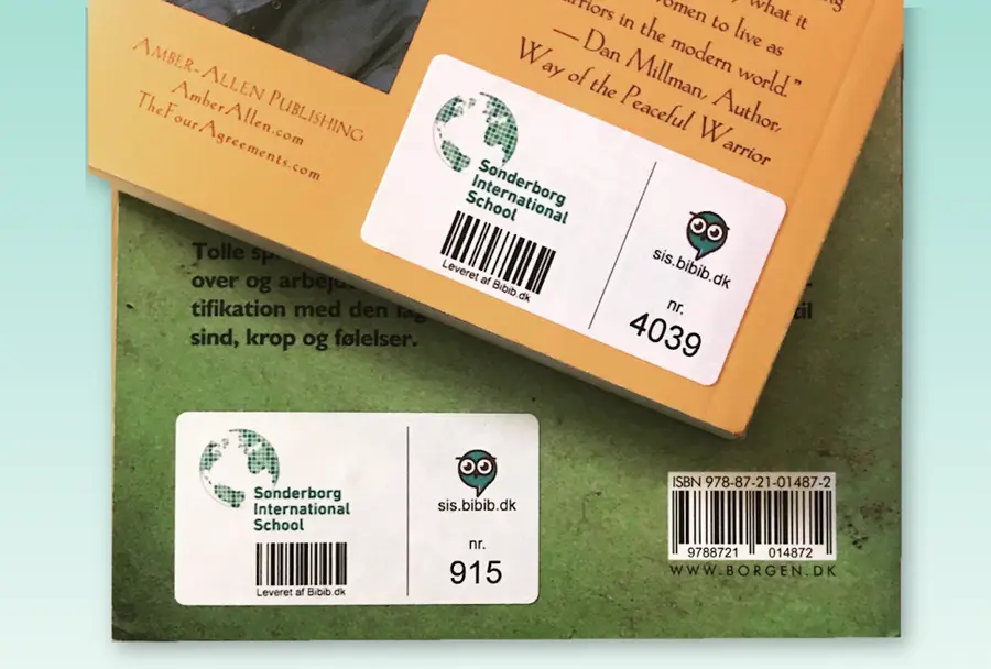 Klistermærker med stregkode, skolens logo og nummer på to bøger